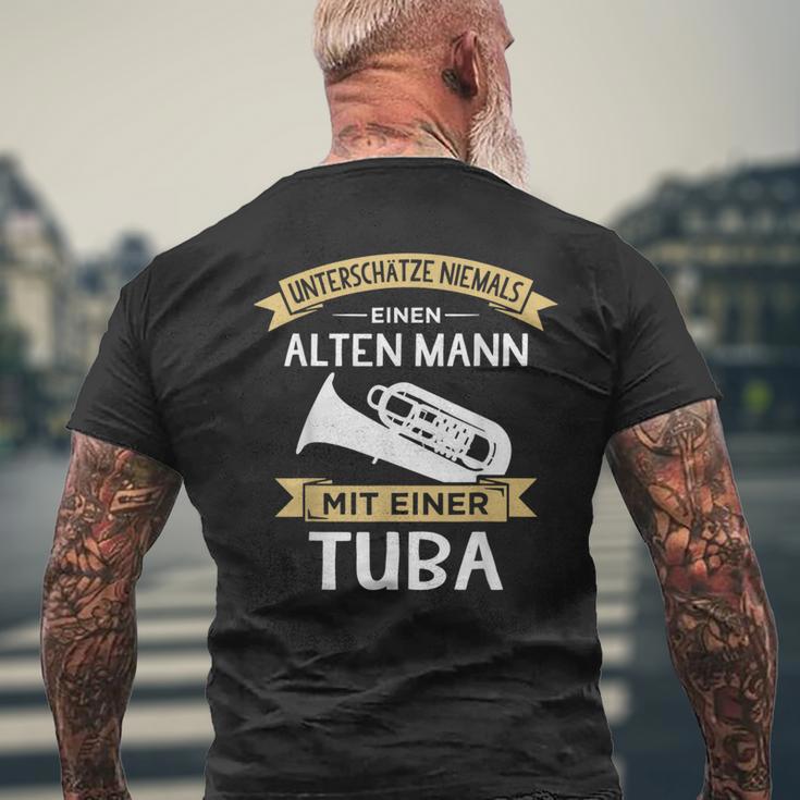 Underschätze Niemal Eine Alten Mann Mit Einer Tuba T-Shirt mit Rückendruck Geschenke für alte Männer