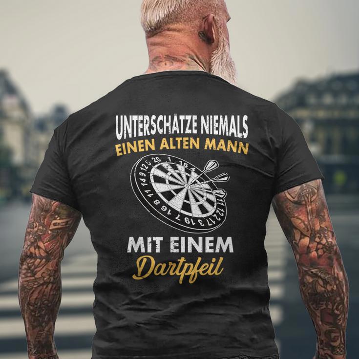 Underschätze Niemals Einen Old Mann Mit Einem Dartpfeil T-Shirt mit Rückendruck Geschenke für alte Männer