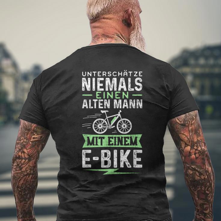 Unterschätze Niemals Einen Alten Mann Mit Ein E-Bike T-Shirt mit Rückendruck Geschenke für alte Männer