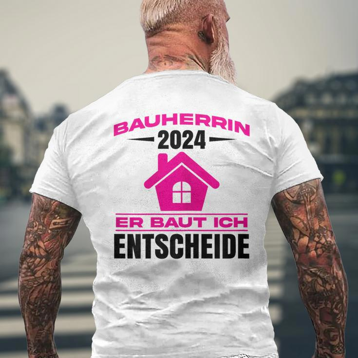 Bauherrin 2024 Er Baut Bauherrin 2024 Hausbau T-Shirt mit Rückendruck Geschenke für alte Männer
