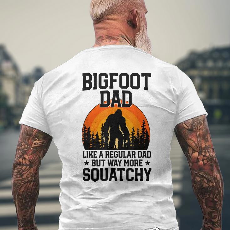 Bigfoot Dad Retro Papa Squatchintage Sasquatchatertag T-Shirt mit Rückendruck Geschenke für alte Männer