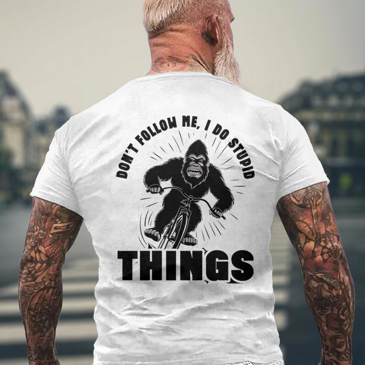 Folgt Mir Nicht Ich Mache Dumme Dinge Sasquatch Bigfoot Riding T-Shirt mit Rückendruck Geschenke für alte Männer