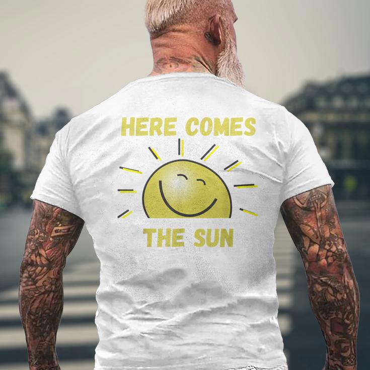 Lustig Hier Kommt Die Sonne Sonnenschein Sonnige Tage Sommer Frühling T-Shirt mit Rückendruck Geschenke für alte Männer