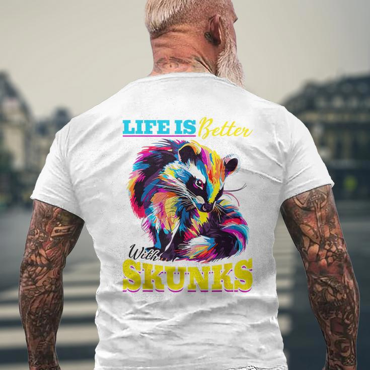 Lustiges Stinktier Leben Ist Besser Mit Stinktieren T-Shirt mit Rückendruck Geschenke für alte Männer