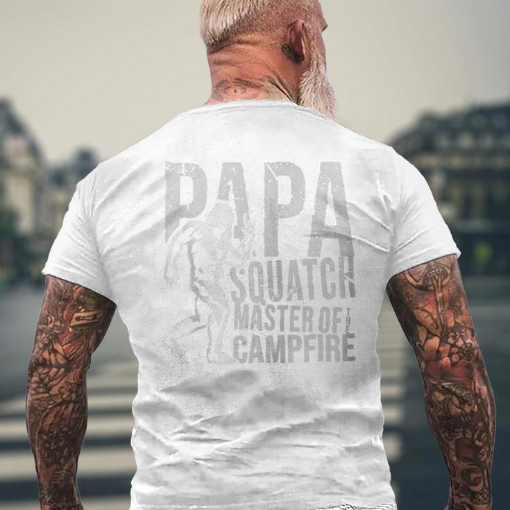 Sasquatch Papa Squatch Camping Bigfoot Für Papaatertag Kapuzenjacke T-Shirt mit Rückendruck Geschenke für alte Männer