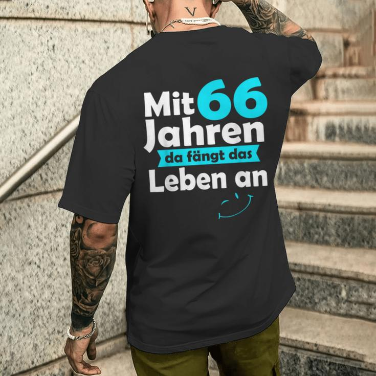 66 Jahre Mit 66 Jahre Da Fanggt Das Leben An German Language T-Shirt mit Rückendruck Geschenke für Ihn