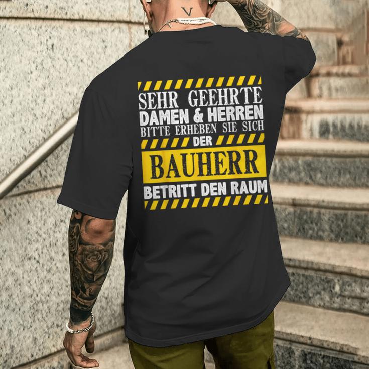 Bauherr Betritt Den Raum Richtfest Hausbau T-Shirt mit Rückendruck Geschenke für Ihn