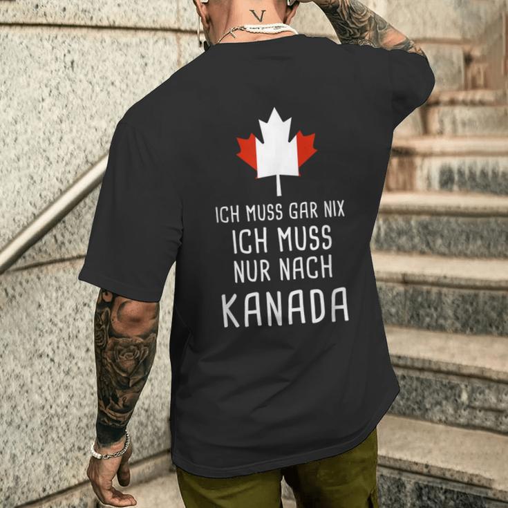 Canada Fan Ich Muss Gar Nix Ich Muss Nur Nach Kanada T-Shirt mit Rückendruck Geschenke für Ihn