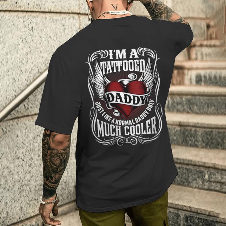 Damen Ich Bin Ein Tätowierter Papa Lustiges Tattoo Geschenk Mit-Ausschnitt T-Shirt mit Rückendruck Geschenke für Ihn