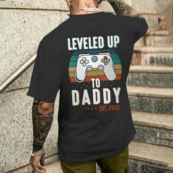 Damen Level Up To Daddy 2023 Werdender Gaming Papa Mit-Ausschnitt T-Shirt mit Rückendruck Geschenke für Ihn