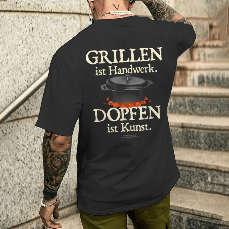 Dutch Oven Saying Grillen Ist Handwerk Dopfen Ist Kunst T-Shirt mit Rückendruck Geschenke für Ihn