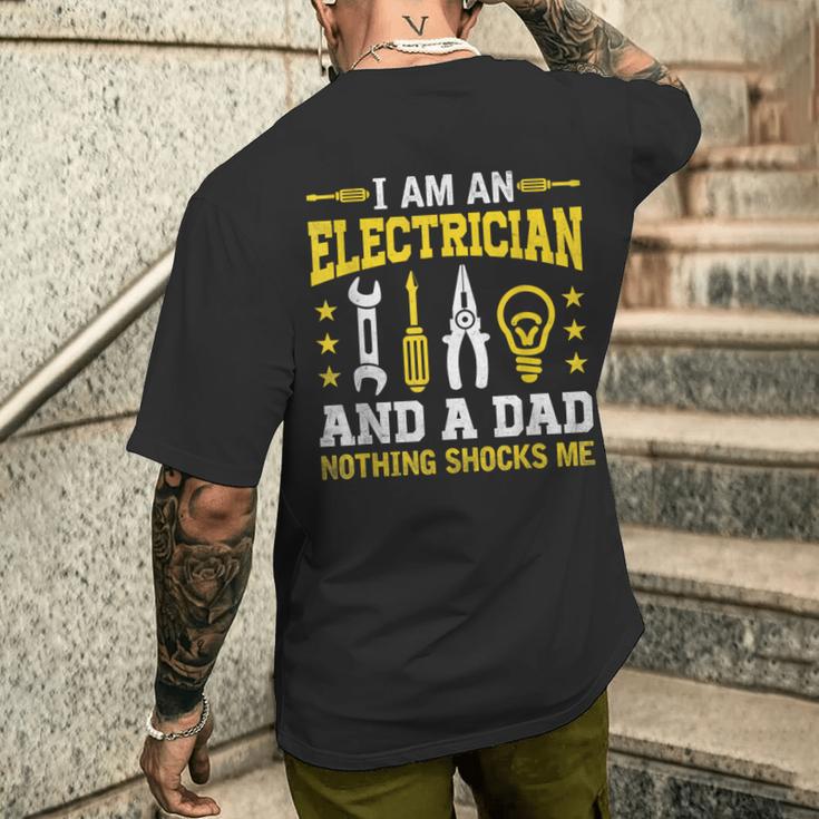 Elektriker Und Papa Mich Schockt Nichts T-Shirt mit Rückendruck Geschenke für Ihn