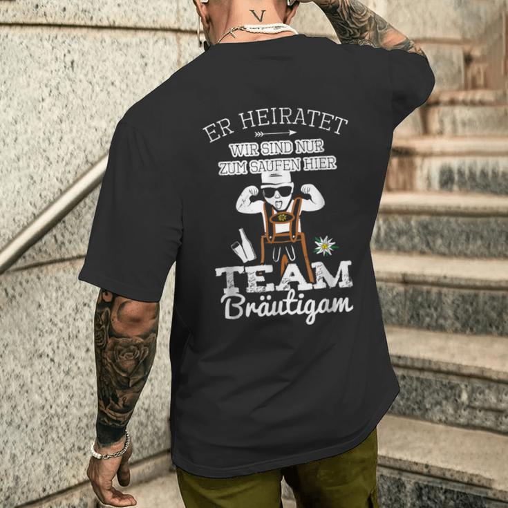 Er Heiratet Wir Sind Nur Zum Saufen Hier Team Bräutigam T-Shirt mit Rückendruck Geschenke für Ihn