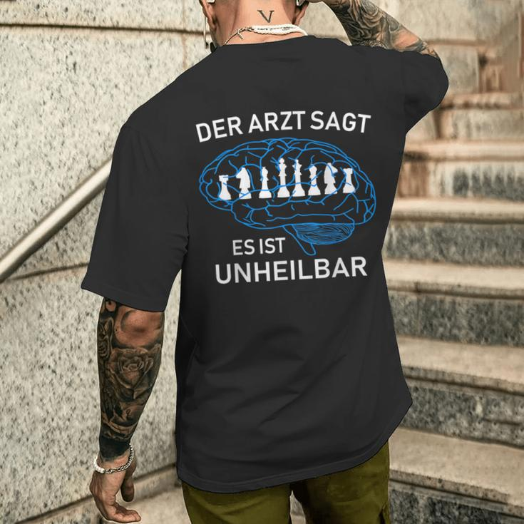 Chess Player Der Arzt Sagt Es Ist Unheilbar German Language T-Shirt mit Rückendruck Geschenke für Ihn