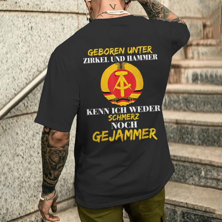 Geboren Unter Zirkel Und Hammer East Germany East Ddr T-Shirt mit Rückendruck Geschenke für Ihn
