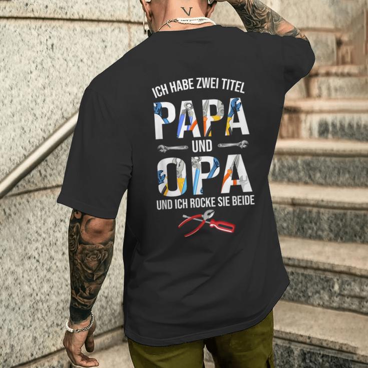 With German Wording “Ich Habe Zwei Titel Papa Und Opa Und Ich Rocke Sie Beide” T-Shirt mit Rückendruck Geschenke für Ihn