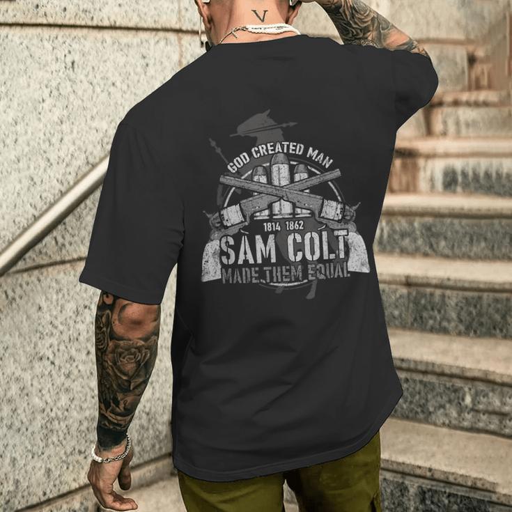 Gott Schuf Den Menschen Sam Colt Machte Sie Gleiche T-Shirt mit Rückendruck Geschenke für Ihn