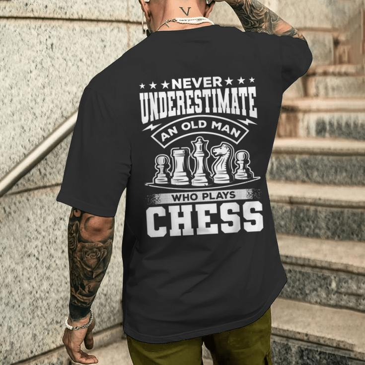 Grandpa Never Underestimate An Old Man Who Plays Chess Men's T-shirt Back Print Gifts for Him