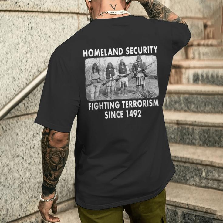 Heimatschutz Kampf Gegen Den Terrorism Seit 1492 Native T-Shirt mit Rückendruck Geschenke für Ihn