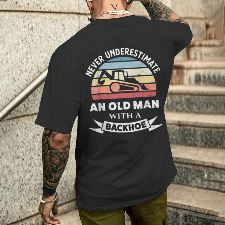 Herren Old Man With A Backhoe Lustiger Bagger Geschenk Papa T-Shirt mit Rückendruck Geschenke für Ihn