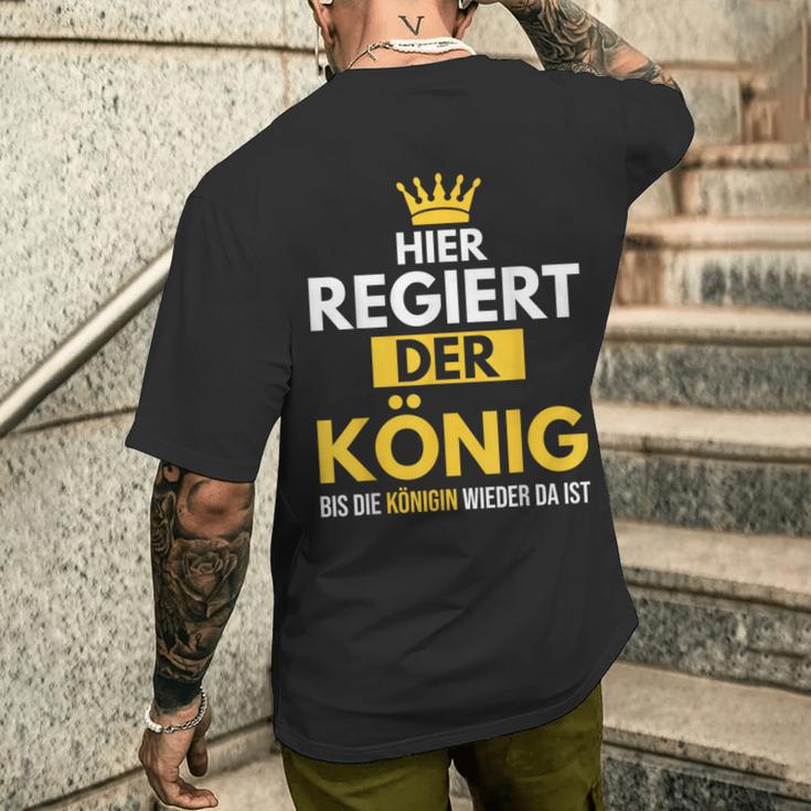 Hier Regiert Der König Bis Die Queeen Wieder Da Ist T-Shirt mit Rückendruck Geschenke für Ihn