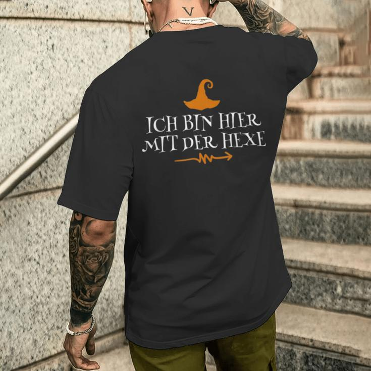 Ich Bin Hier Mit Der Hexe German Language T-Shirt mit Rückendruck Geschenke für Ihn