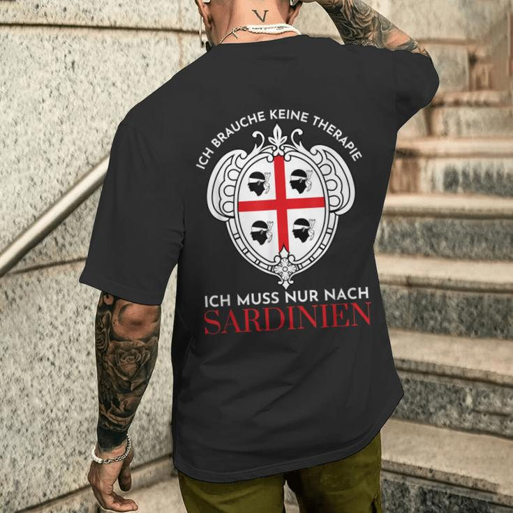 Ich Brauche Keine Therapie Ich Muss Nur Nach Sardinien T-Shirt mit Rückendruck Geschenke für Ihn
