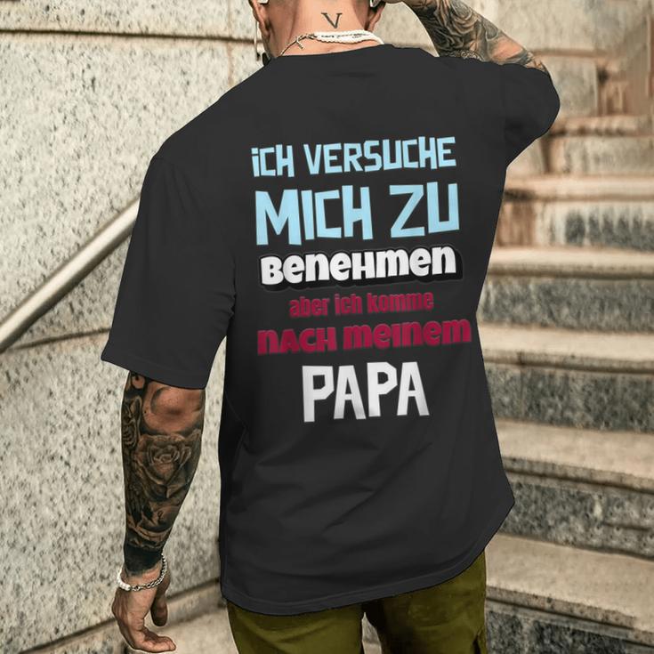 Ichersuche Mich Zu Benehmenen Aber Ich Komme Nach Papa T-Shirt mit Rückendruck Geschenke für Ihn