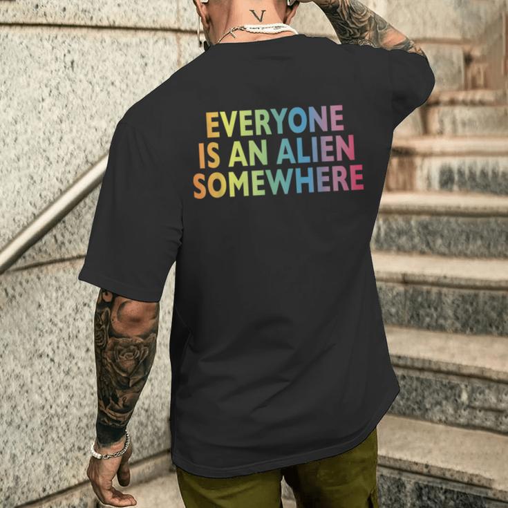 Jeder Ist Ein Alien Somewhere T-Shirt mit Rückendruck Geschenke für Ihn