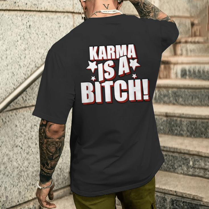 Karma Is A Bitch Slogan T-Shirt mit Rückendruck Geschenke für Ihn