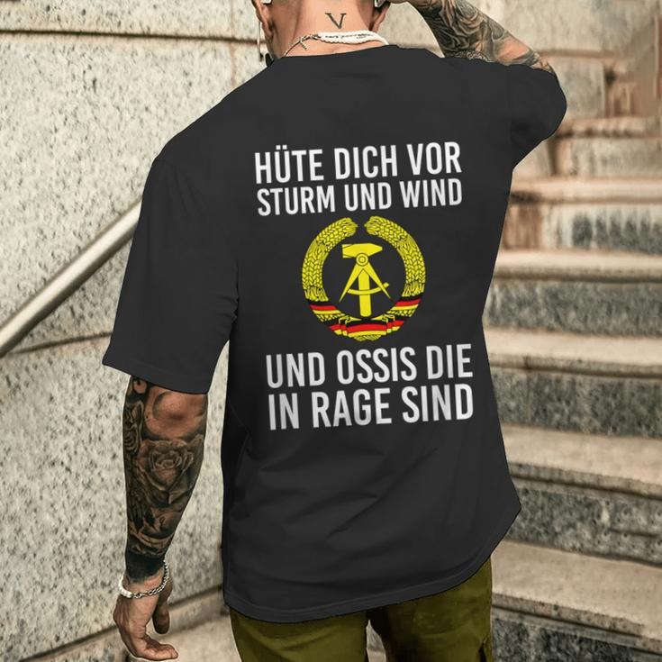 Kult Hüte Dich Vor Storm Und Wind Und Ossis Die In Rage Sind T-Shirt mit Rückendruck Geschenke für Ihn