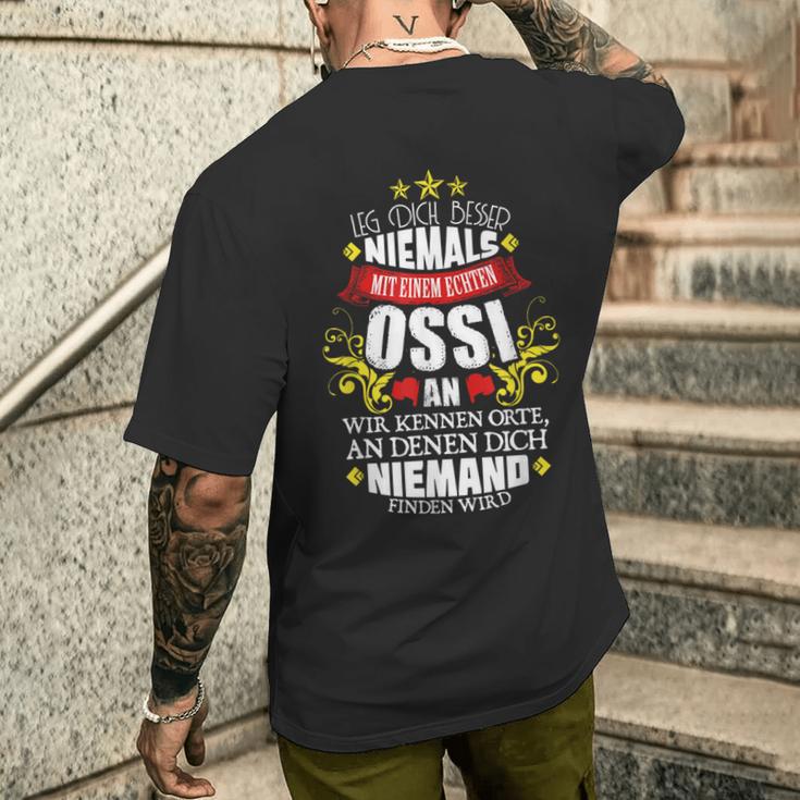 Leg Dich Nicht Mit Einem Ossi An T-Shirt mit Rückendruck Geschenke für Ihn