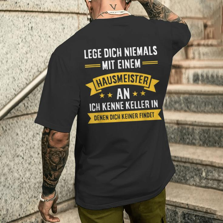With Leg Dich Niemal Mit Einen Hausmeister An Hauswart Sayings T-Shirt mit Rückendruck Geschenke für Ihn