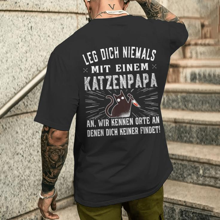 Leg Dich Niemals Mit Einem Katzenpapa An German Language T-Shirt mit Rückendruck Geschenke für Ihn