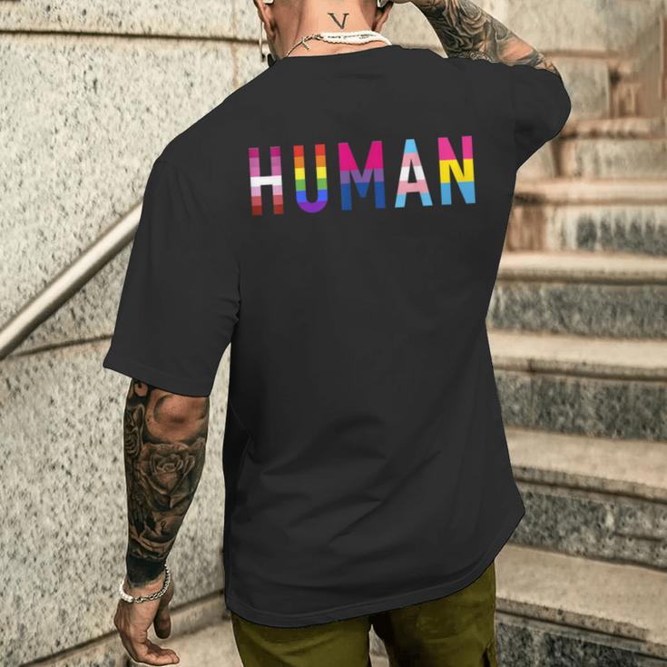 Man With Lesbian Gay Bi Transgender And Pan Flag T-Shirt mit Rückendruck Geschenke für Ihn