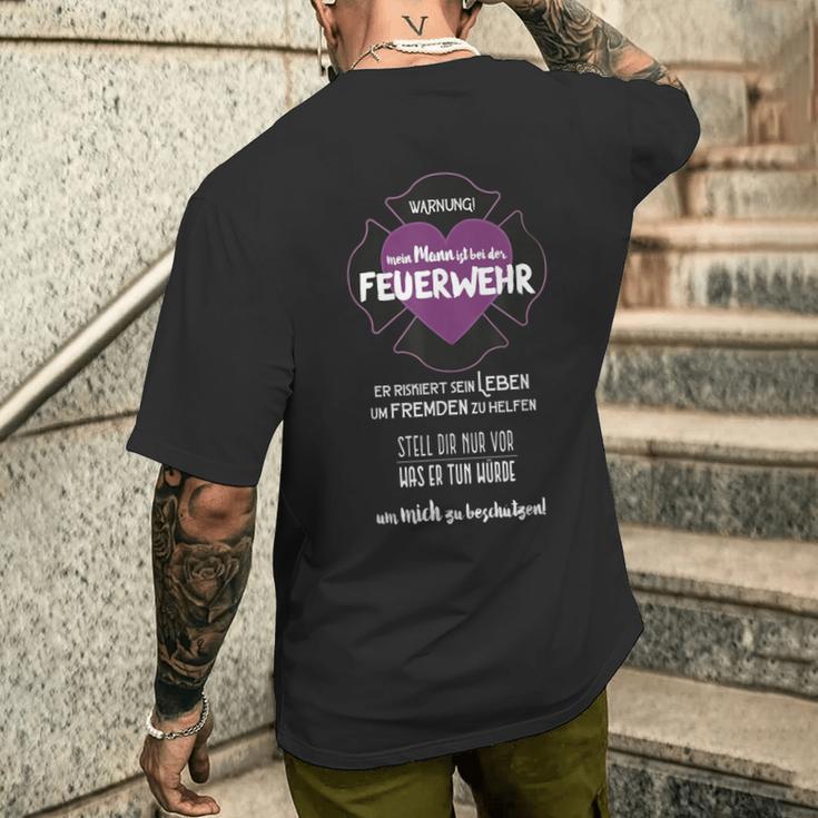 Mein Mann Ist Bei Der Feuerwehr Mein Mann Ist Bei Der Feuerwehr T-Shirt mit Rückendruck Geschenke für Ihn