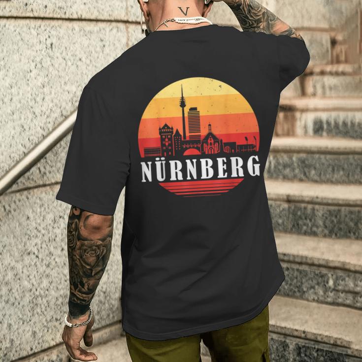 Nuremberg Skyline In Retrointage Style T-Shirt mit Rückendruck Geschenke für Ihn