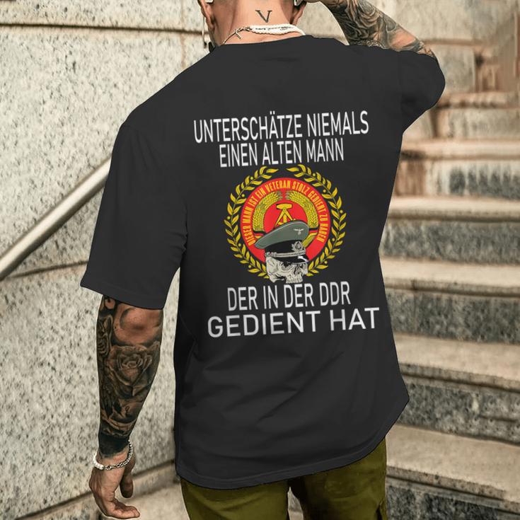 Nva Ddr Underschatz Niemals Einen Alten Mann S T-Shirt mit Rückendruck Geschenke für Ihn