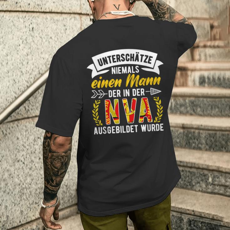 Nva Underschätze Niemals Einen Manneteran East Ddr Ossi T-Shirt mit Rückendruck Geschenke für Ihn