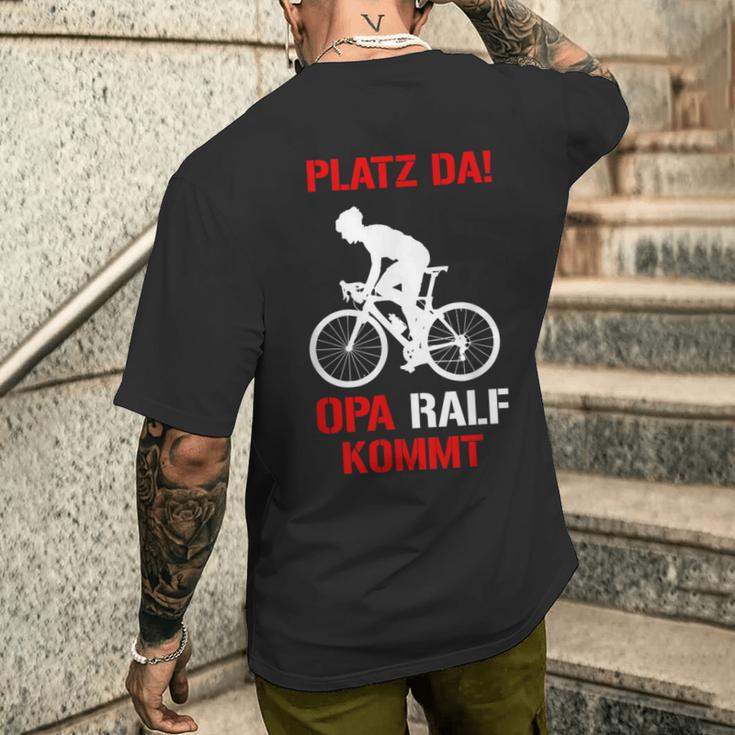 Platz Da Opa Ralf Kommt Cycling Jersey For Opi Ralf T-Shirt mit Rückendruck Geschenke für Ihn