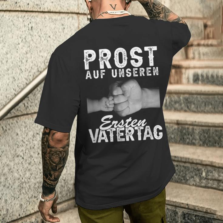 Prost Auf Unser Ersten Father's Day Father Papa Hands Fiste T-Shirt mit Rückendruck Geschenke für Ihn