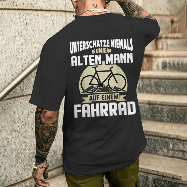 Rad Underschatz Niemal Eine Alten Mann Auf Einem Fahrrad T-Shirt mit Rückendruck Geschenke für Ihn