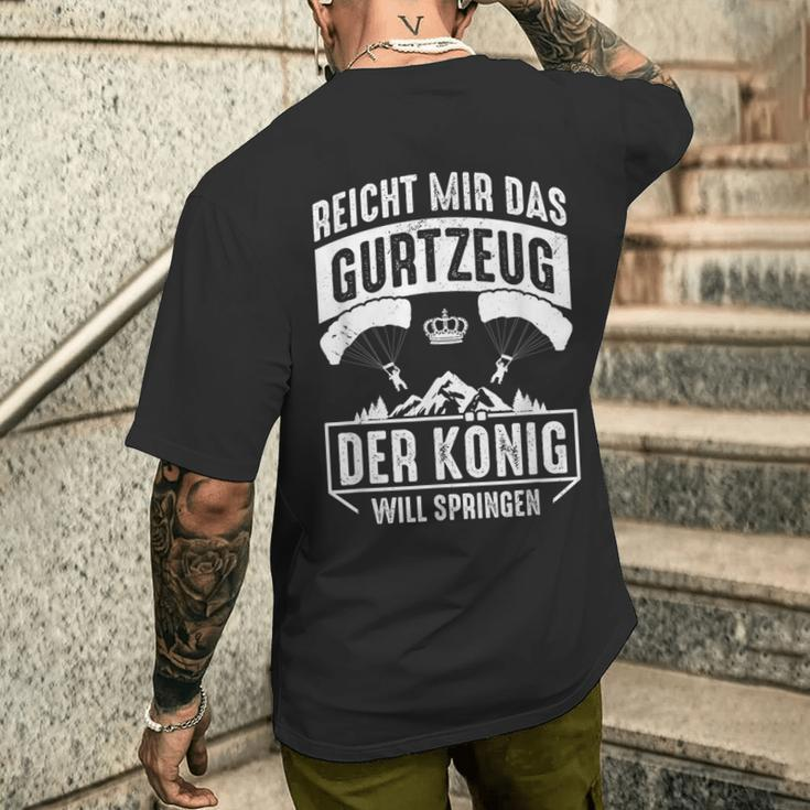Reich Mir Das Gurtzeug Ihr Jester Paraglider Parachute T-Shirt mit Rückendruck Geschenke für Ihn