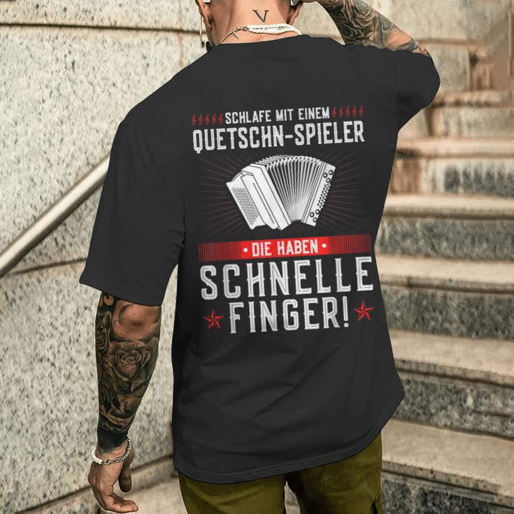 Schlafe Mit Einem Quessschn Player Styrian Harmonica T-Shirt mit Rückendruck Geschenke für Ihn