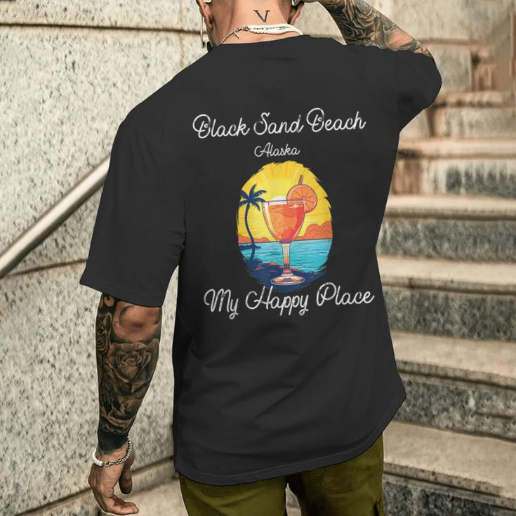 Schwarzer Sandstrand Alaska Mein Glücklicher Ort T-Shirt mit Rückendruck Geschenke für Ihn