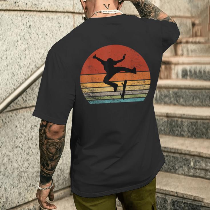 Skaters Having Fun Retro Sunset Skateboard N Skater T-Shirt mit Rückendruck Geschenke für Ihn