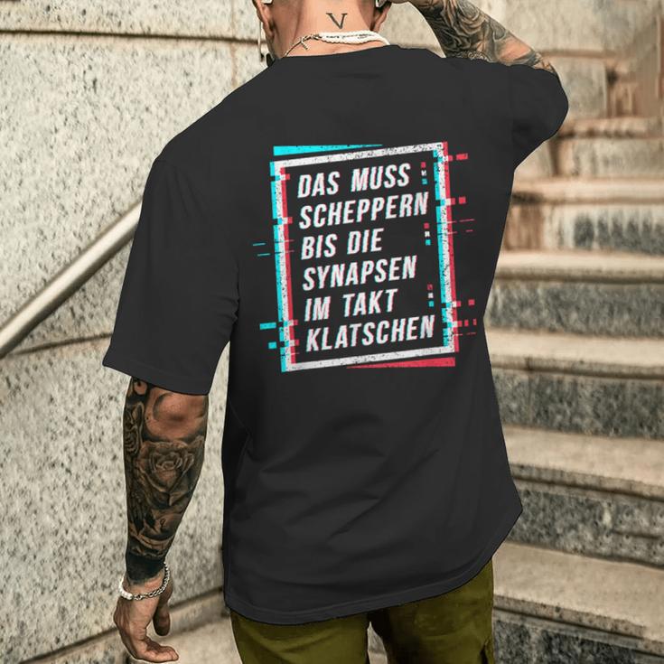 Techno Das Muss Scheppern Bis Die Synapsen Im Takt Klatschen T-Shirt mit Rückendruck Geschenke für Ihn