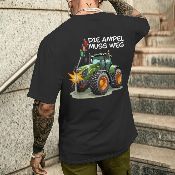 With Traktor Rammt Ampel Die Ampel Muss Weg T-Shirt mit Rückendruck Geschenke für Ihn