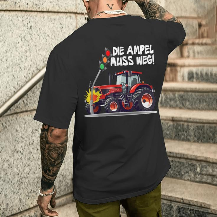 With Traktor Rammt Ampel Die Ampel Muss Weg T-Shirt mit Rückendruck Geschenke für Ihn