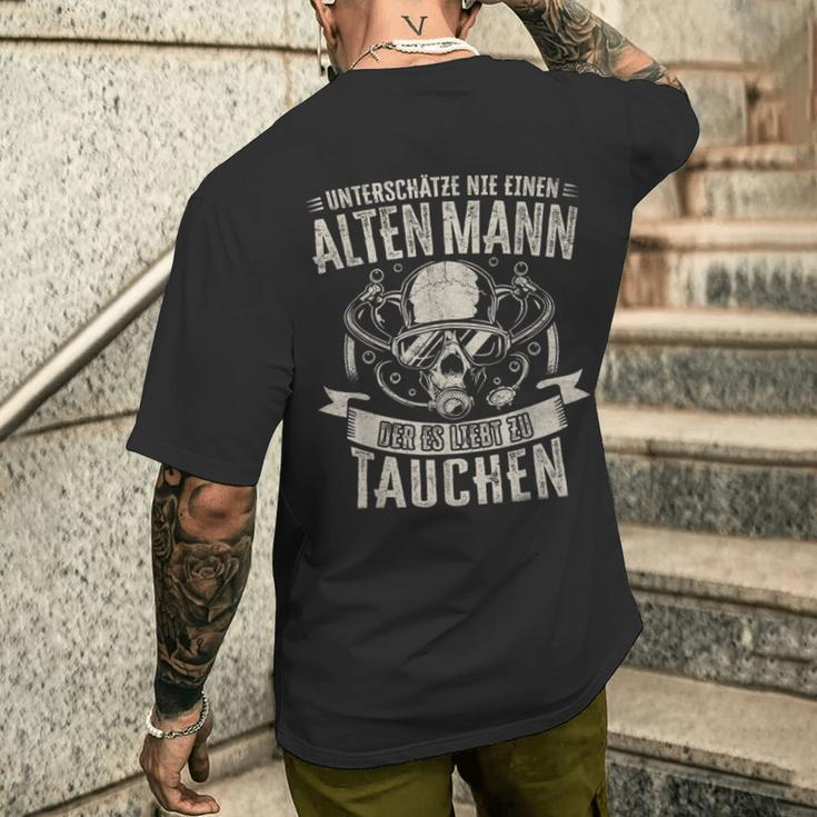 Underschatz Nie Einen Alten Mann Diving Saying Diver T-Shirt mit Rückendruck Geschenke für Ihn